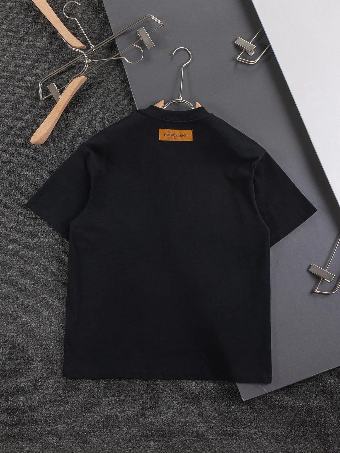 🅿️210 Louis Vuitton 1V micro-wide version S-Xl 25SS LV new product counter catwalk style, heavy letter embroidery stitching colorful print on the chest 🪡 Embroidered logo, same style for men and women! Short-sleeves are not the same as the general public, but must be unique and eye-catching. This LV short-sleeves is all about quality, comfort, consistent style, fashion, including fabrics and cutting techniques, all of which have been made with great effort! 320 grams of washed pure cotton fabric, pure cotton is breathable, very refreshing and comfortable for daily wear. The rib knitting on the neckline is smooth and tight, and the neckline will not be skewed if you toss it at will. The loose version, you will find that it looks really good on the upper body. The overall is minimalist and neat, super versatile for daily use! Pair it casually with a pair of pants for a youthful look. A T-shirt will make your outfit crazy. It is a fashionable item that can never go wrong! Color: Black White Size: S-XL Size chart: S: Shoulder width 50-Bust 54-Length 70 M: Shoulder width 52-Bust 56.5-Length 72 L: Shoulder width 54-Bust 59-Length 74 XL: Shoulder width 56-Bust 61.5-Length 76